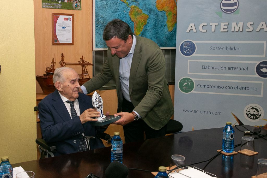 O presidente da Deputación da Coruña entrega a Severino Escurís Batalla o Premio PEL á traxectoria empresarial