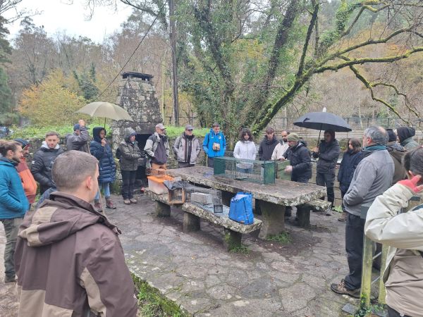 Na contorna do Rio Mandeo preparando as prácticas do curso, Técnicas de seguimento de fauna silvestre, dirixido ao persoal das entidades ambientais da Provincia da Coruña. Foto: Eladio Ramírez
