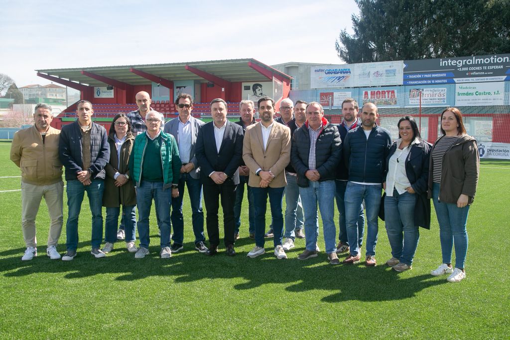 A Deputación investiu 185.000 euros na renovación do céspede do campo de fútbol Lino Balado en Oroso