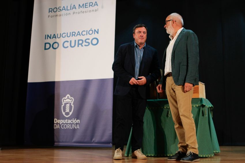 Formoso inaugura o novo curso escolar no IES Rosalía Mera da Deputación da Coruña