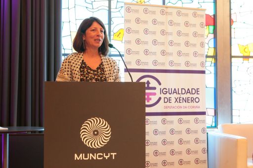 A deputada Soledad Agra entrega os Premios Igualdade de Xénero da Deputación