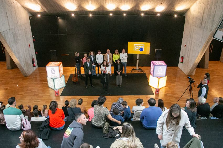 A deputada de cultura inaugura a segunda edición do Culturgal Expandido, que chega a Ribeira da man da Deputación