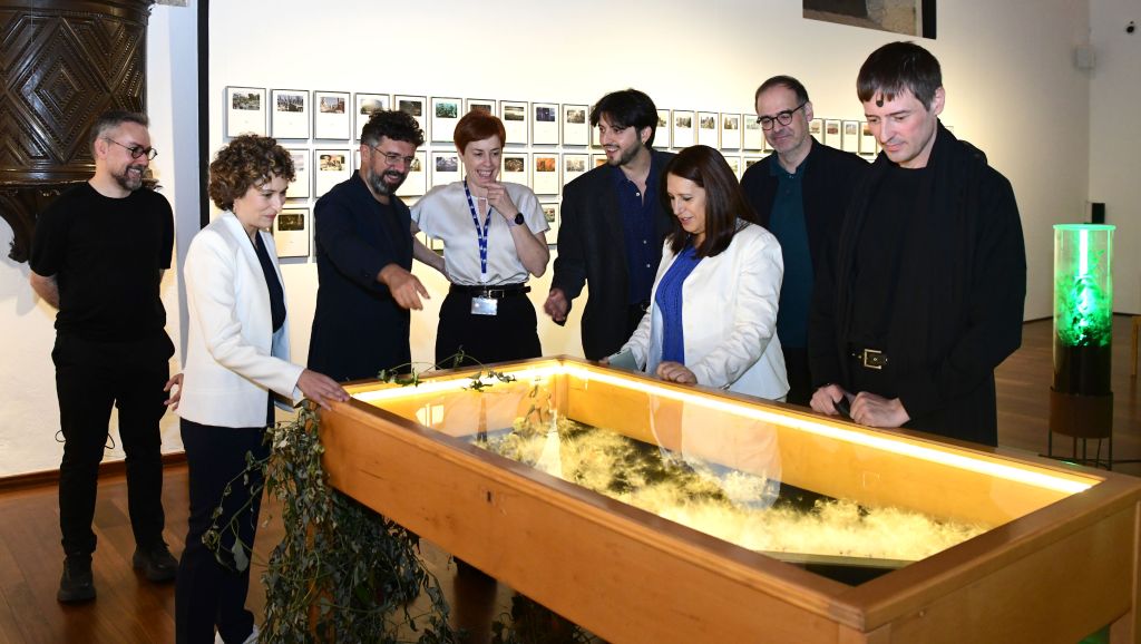 A exposición 'Ficcións especulativas' pode verse ata febreiro de 2026 no Colexio de Fonseca co apoio da Deputación