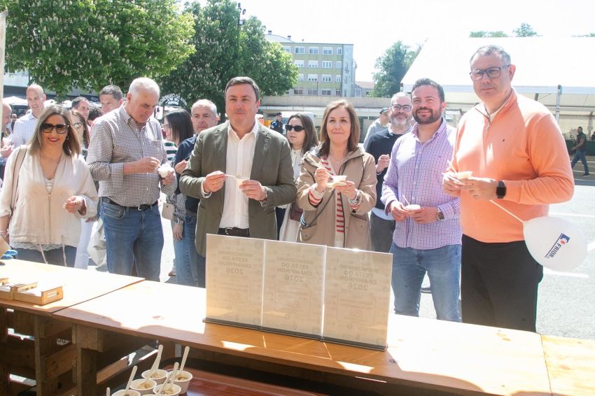 Valentín González Formoso visita a Festa do Champiñón de Ordes
