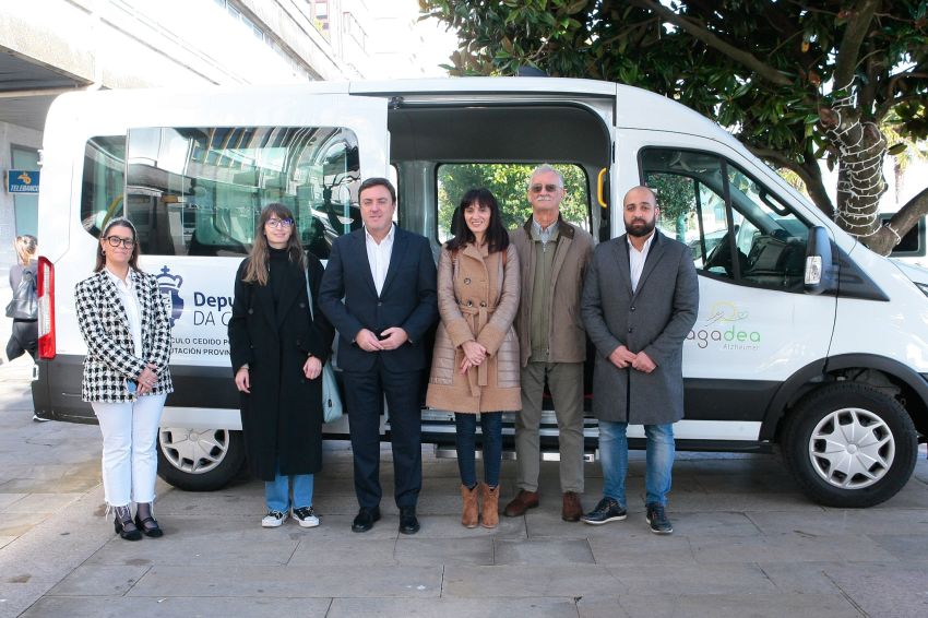A Deputación da Coruña entrega un novo vehículo para o centro de día de persoas con alzheimer de Agadea en Ribeira