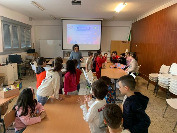 Obradoiro infantil, Coidamos o mar sen plásticos, no CEIP Alfonso D. R. Castelao de Rianxo. Organizado pola Deputación da Coruña e impartido pola experta en educación infantil Verónica Mosquera.jpg