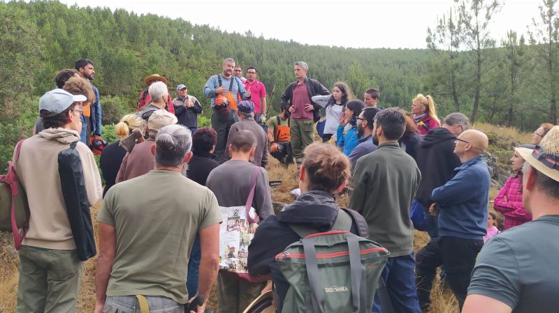 Brigada deseucaliptizadora de Verdegaia preparándose para actuar. Foto: Verdegaia.
