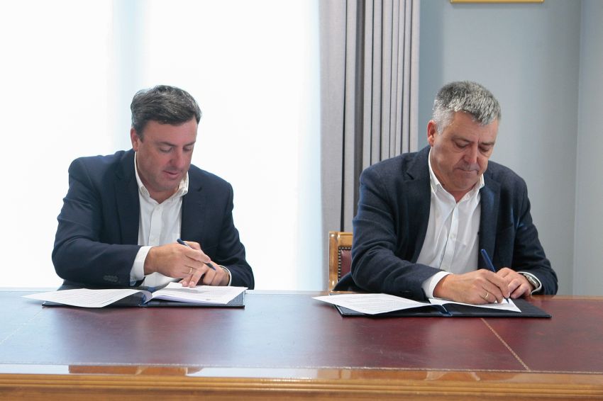 A Deputación e o Concello de Carnota asinan o convenio para financiar as obras de mellora enerxética do campo de fútbol de Lombáns