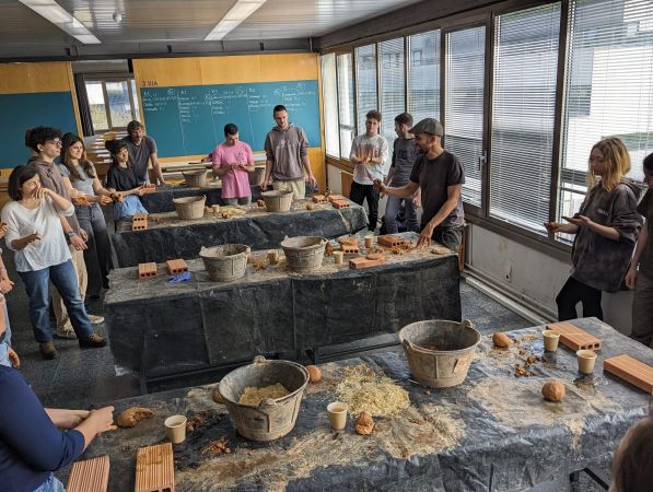 Obradoiro de bioconstrución na ETSAC. Testáronse cerramentos KM cero realizados con materiais naturais e técnicas respectuosas co medio natural, potenciando a adaptación ó lugar e o consumo eficiente, como tecnoloxía para o ben común. Asociación HABITAMOS