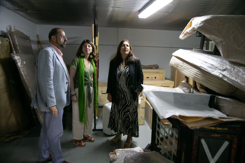 As deputadas de cultura e lingua, Natividade González e Soledad Agra, visitan a Real Academia Galega