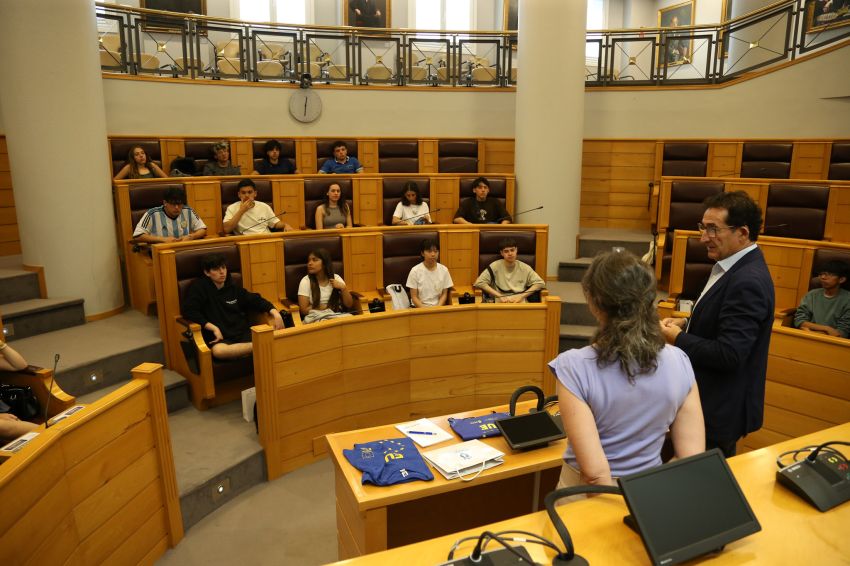 Estudantes do instituto Santiago Apóstol de Bos Aires visitan a Deputación da Coruña