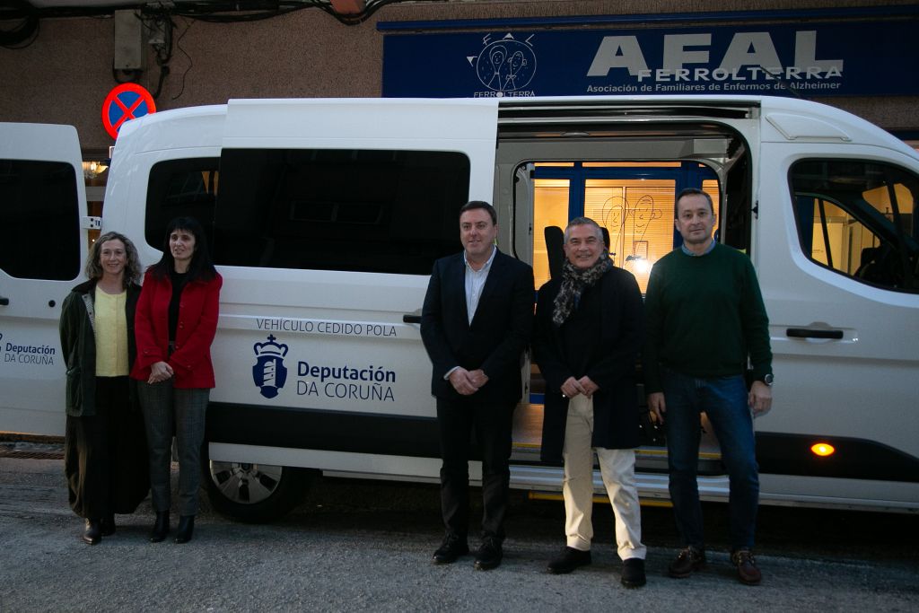 A Deputación entrega a AFAL Ferrolterra un vehículo adaptado para o transporte das persoas usuarias do seu centro de día