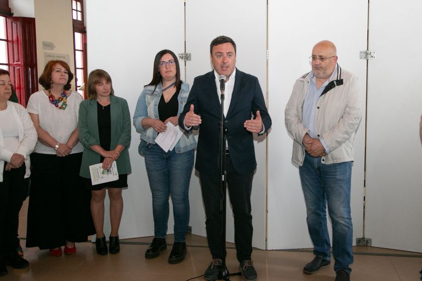 Formoso inaugura a exposición “De Mañón ao mundo”, un percorrido pola historia da emigración da vila