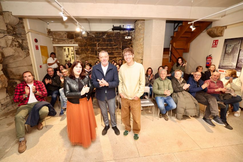 Natividade González asiste en Zas ao primeiro pase do documental ‘A Costa e os Castelos. Unha viaxe pola Costa da Morte’