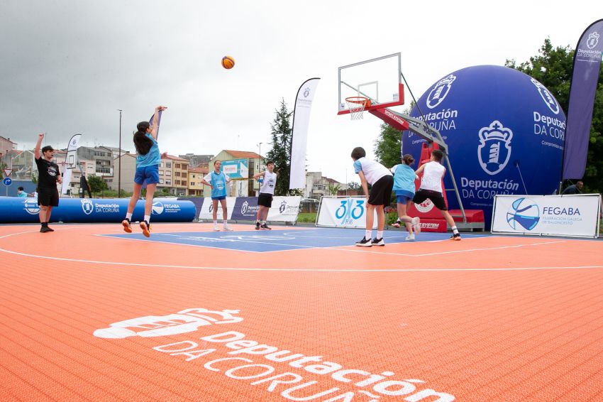 Carballo énchese de baloncesto con 35 equipos na xornada inaugural do Circuíto 3x3 da Deputación da Coruña