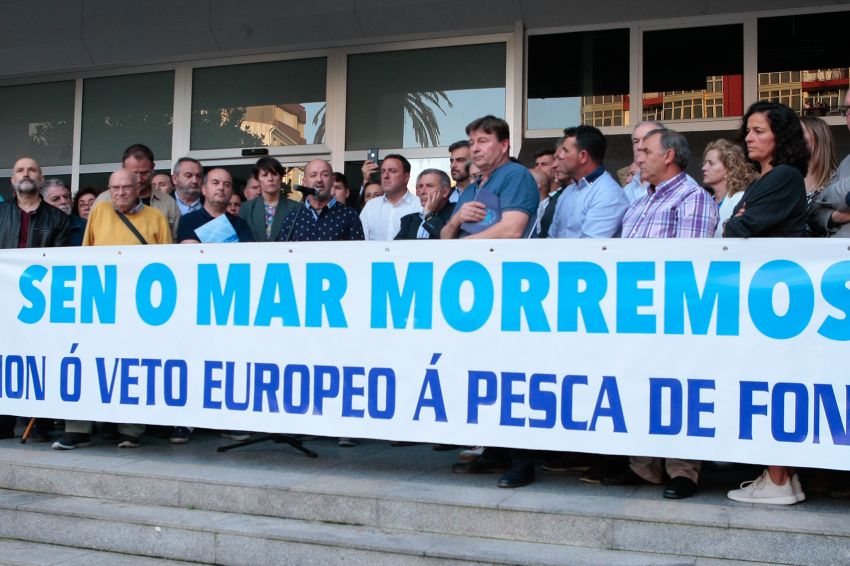 Formoso apoia en Ribeira a manifestación contra o veto europeo á pesca de fondo e reclama “a unión de todas as administracións” neste asunto