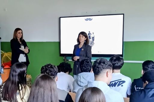 A Área de Igualdade da Deputación leva a Mazaricos o proxecto ‘A ditadura é un señor con bigote’, recoñecido no Premio Luísa Villalta 2025