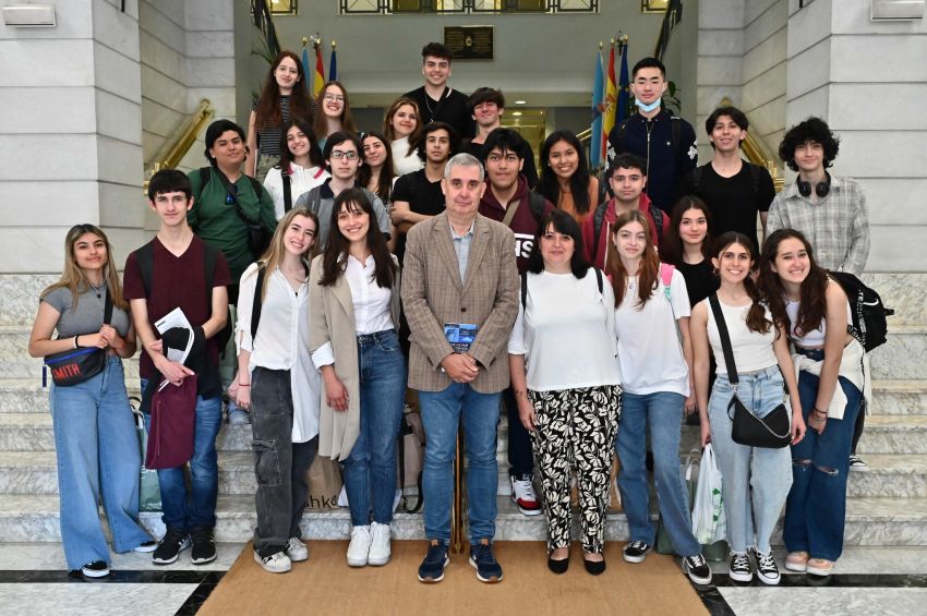 Estudantes do instituto Santiago Apóstol de Bos Aires visitan a Deputación da Coruña