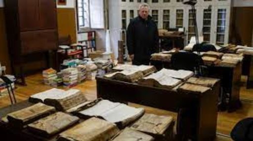Deshumidificadores para salvar os documentos do Arquivo da Catedral de Ourense afectados polas filtracións de auga