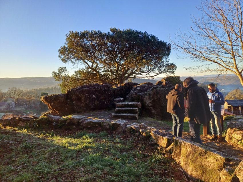 O deputado de patrimonio, Xosé Penas, visita as obras de limpeza de Compostela Rupestre