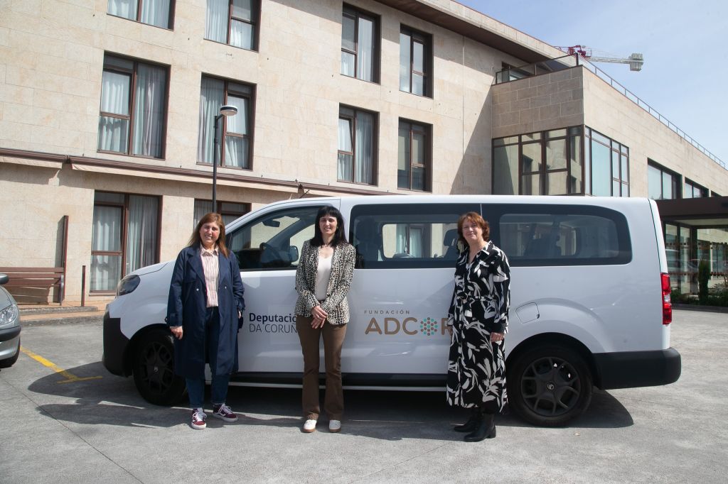 A Deputación da Coruña entrega un novo vehículo á Fundación ADCOR