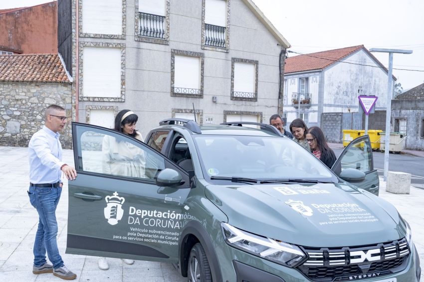 A Deputación entrega un novo vehículo para o Servizo de Axuda no Fogar do Concello da Baña