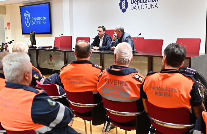 A Deputación da Coruña entrega bicicletas e equipos de comunicación a dez agrupacións de Protección Civil da provincia