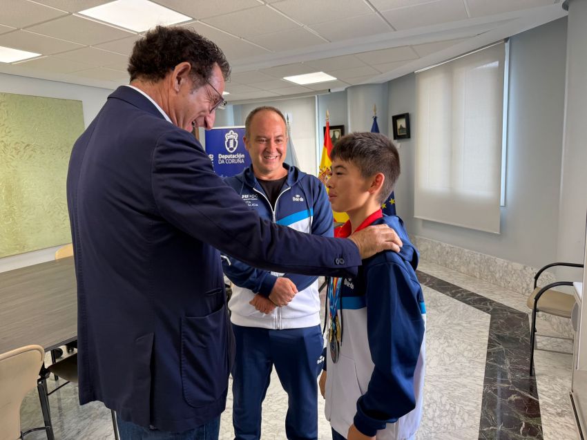 O deputado de Deportes, Antonio Leira, recibiu ao subcampión europeo de kung fu Erik Martín