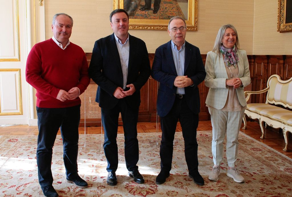 A Deputación e o Concello de Santiago asinan o convenio para o primeiro tramo das obras da Vía Verde en Compostela