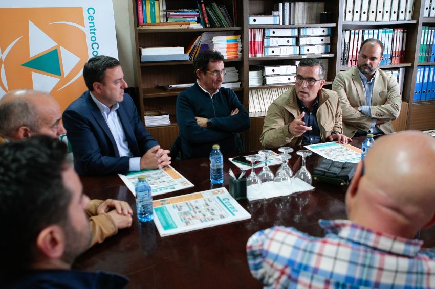 Formoso coincide cos empresarios de Melide na necesidade de dotar de solo industrial ao municipio
