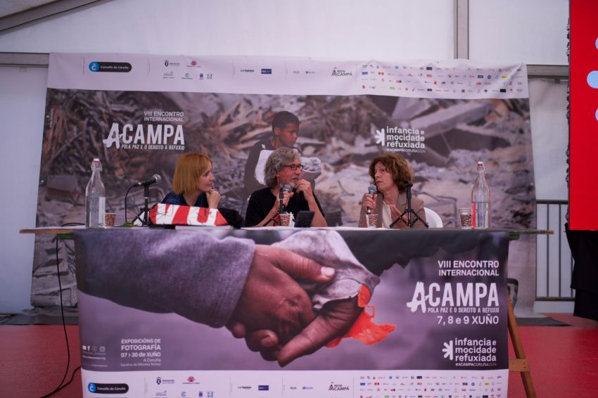 A deputada Rosa Ana García reflexiona sobre a crueza da guerra na apertura do oitavo encontro internacional Acampa pola Paz