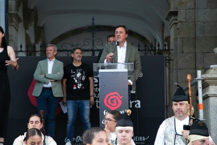 As deputadas de cultura e lingua, Natividade González e Soledad Agra, visitan a Real Academia Galega