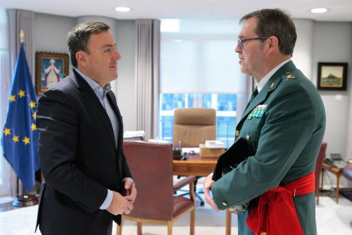 O presidente da Deputación reuniuse co  novo  xeneral  xefe da Garda Civil en Galicia, Miguel Ángel González Arias