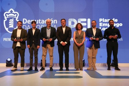 O vicepresidente Xosé Regueira entrega o Premio Iniciativa Emprendedora de AJE Coruña