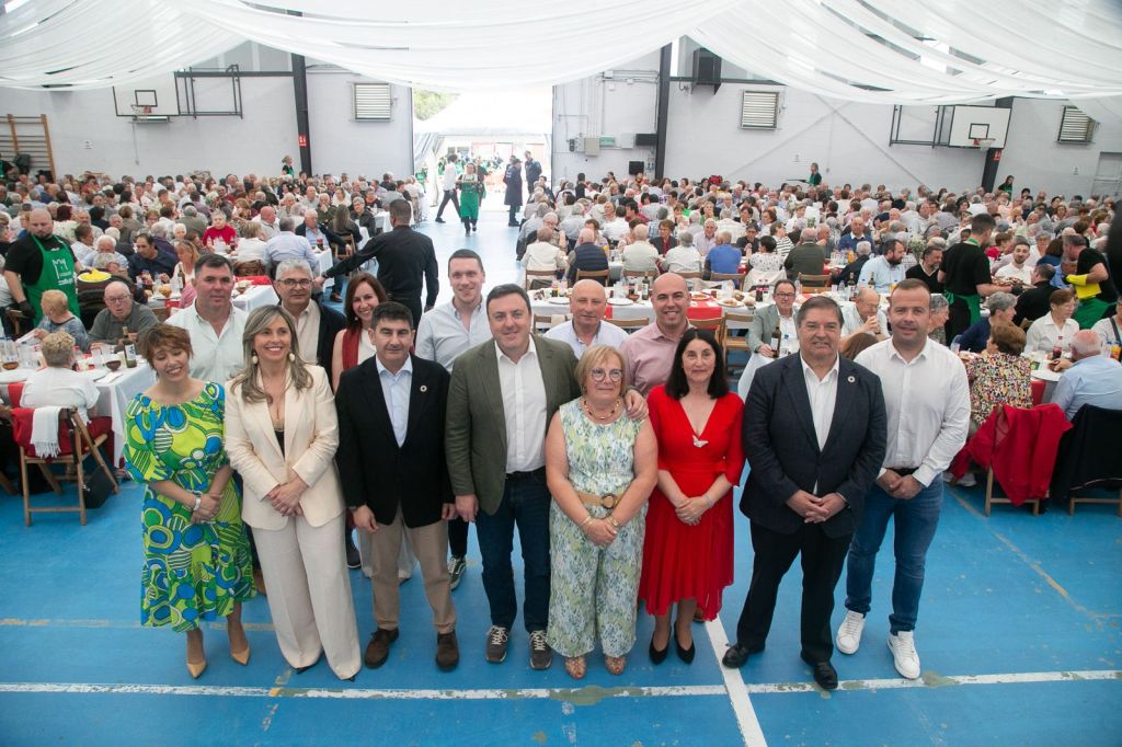 O presidente da Deputación participou no Xantar dos Maiores de Vimianzo, un dos encontros sociais máis multitudinarios da Costa da Morte
