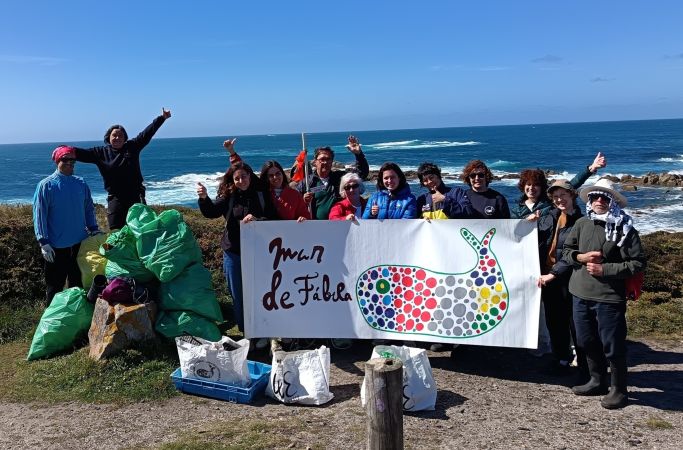 Lixo mariño retirado por Mar de Fábula nunha das limpezas na Costa da Morte.