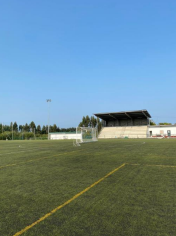 A Deputación destina 325.000 euros para renovar o céspede artificial no campo de fútbol ‘Eugenio Pardo Conchado’, en Oleiros