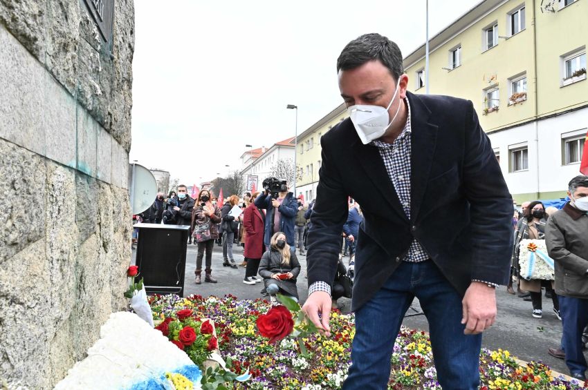 Formoso chama a defender a “democracia e a liberdade” na ofrenda floral realizada en Ferrol polo Día da Clase Obreira Galega
