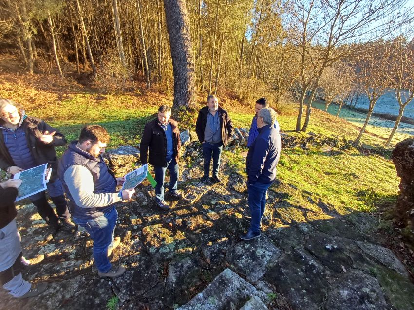 O deputado de patrimonio, Xosé Penas, visita as obras de limpeza de Compostela Rupestre