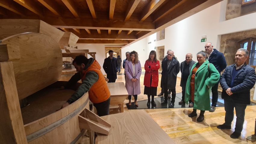 A alcaldesa de Narón e o vicepresidente da Deputación visitan o rehabilitado muíño de Xuvia