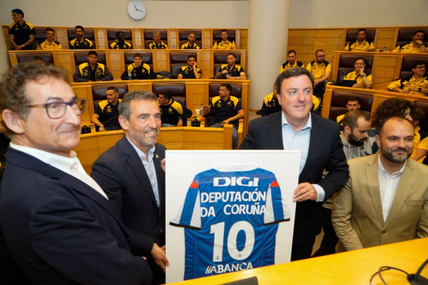 A Deputación recibe o RC Deportivo da Coruña tras o seu ascenso a segunda división